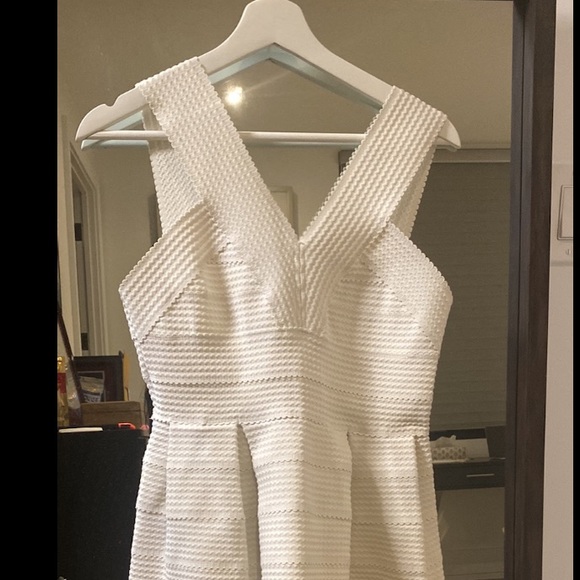 White bandage v neck dress. Great for banquet, cocktail, events, etc. - Picture 2 of 3
